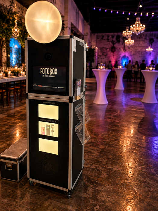 Elegante-Fotobox-im-festlichen-Eventsaal-von-FotoboxHamburg